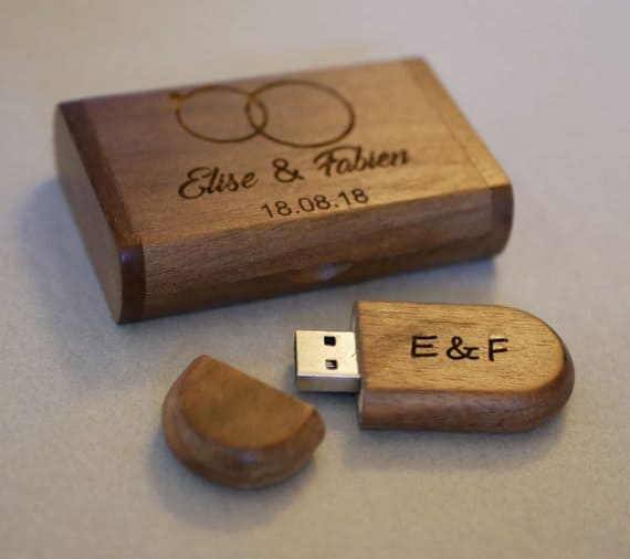 Petite clé USB 16 Go en bois clair gravé à personnaliser pour un cadeau  unique